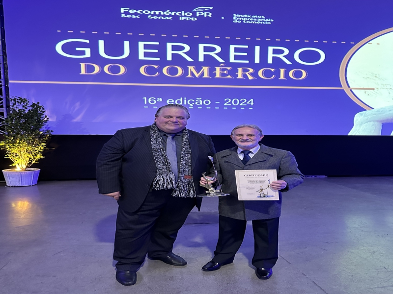 Notícia: Roberto Jendreieck, do Foto Carlos, recebe o Troféu Guerreiro do Comércio